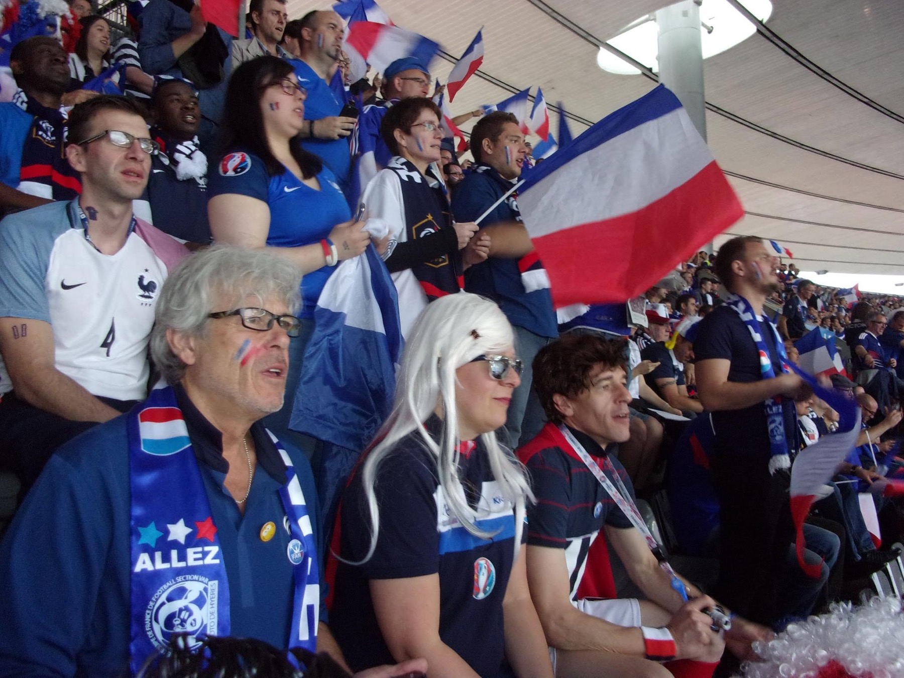Supporters de la Section Var dans les tribunes avec drapeaux tricolores