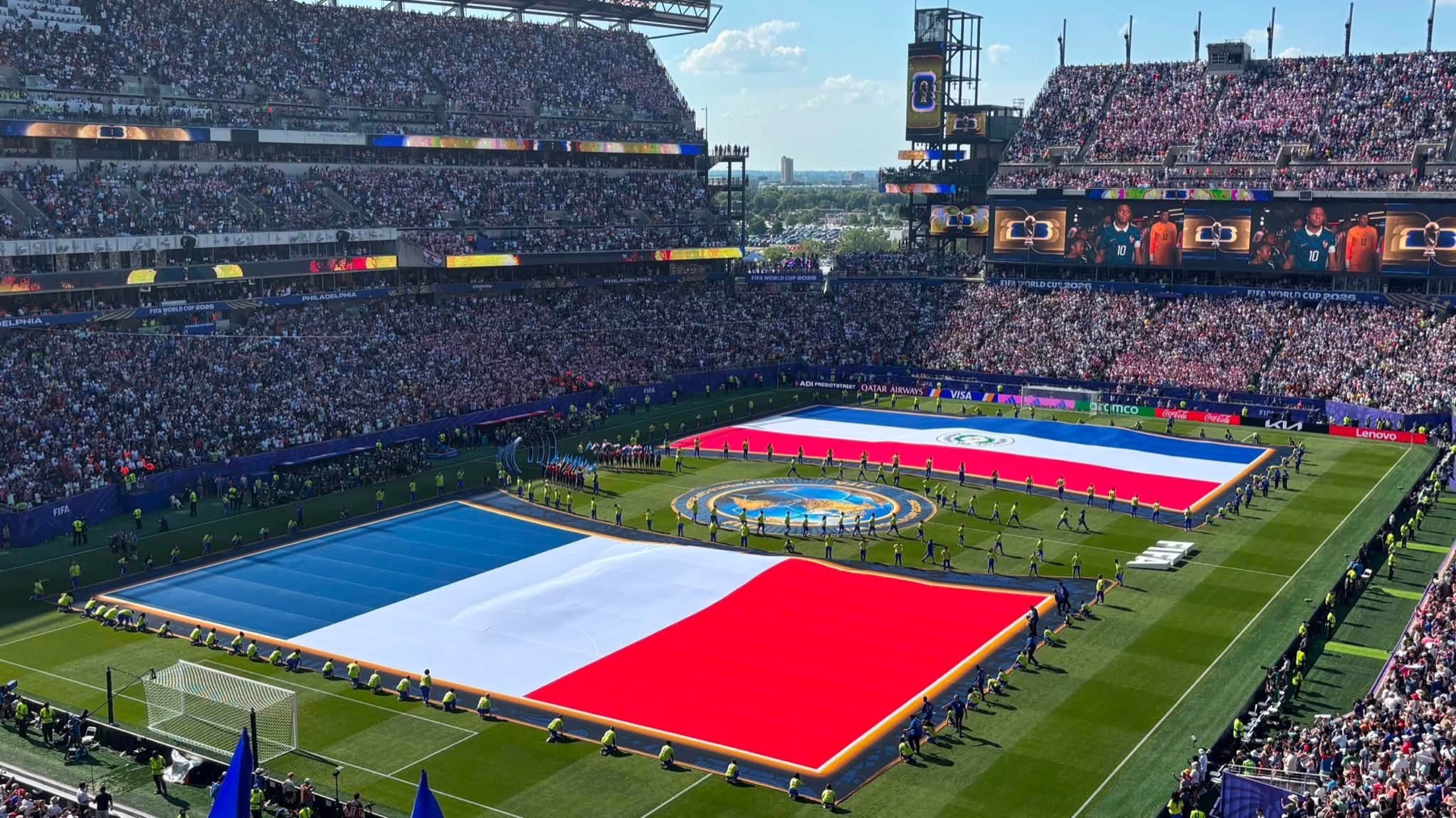 Immense drapeau tricolore déployé dans un stade lors de la Coupe du Monde